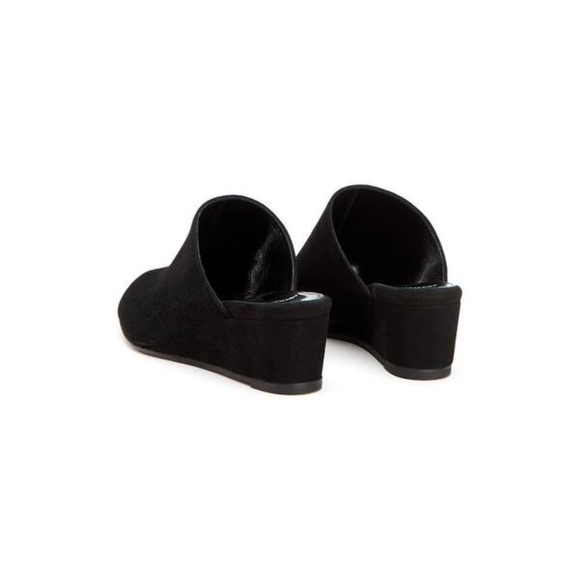 NIB Aquatalia Kayla Weatherproof Suede Sandal Black 6 Pristine Condition - Picture 2 of 12